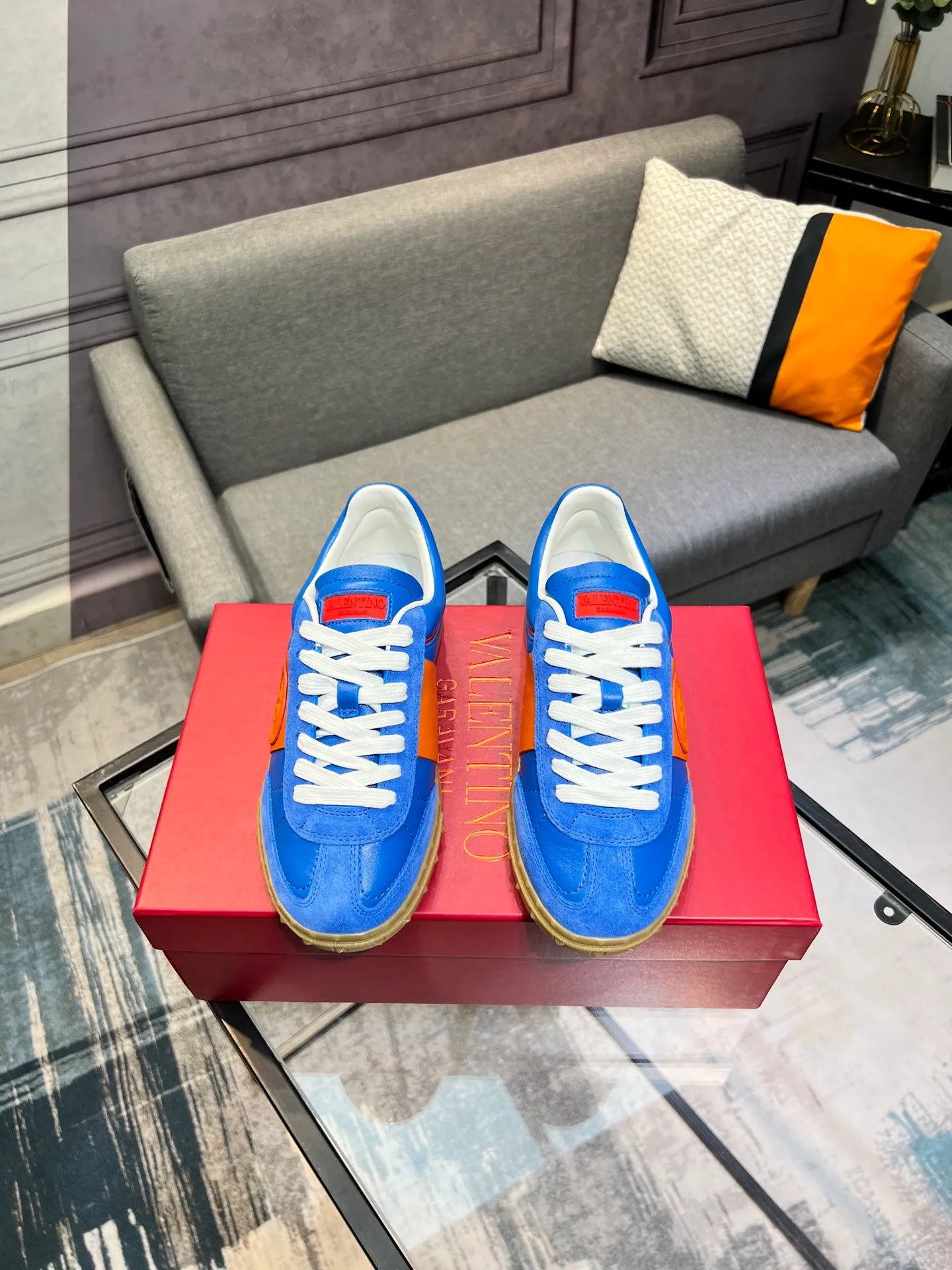Men's shoes 💰620 👉🌹🌹VALENTINO counter synchronized new low-top casual sports shoes 👍Professional and high-end, perfect replica, first-class quality! 👍All made of original 1:1 materials, exclusive mold opening! 👍High mercerized cowhide fabric 👍TPU outsole, comfortable and wear-resistant, brand injection insole, 👍Full set of high-end counter packaging 👍All details are customized with 1:1 mold, striving for perfection! 👍Couple style female 35-41, male 38-46 (female 41, male 45 46 customized)